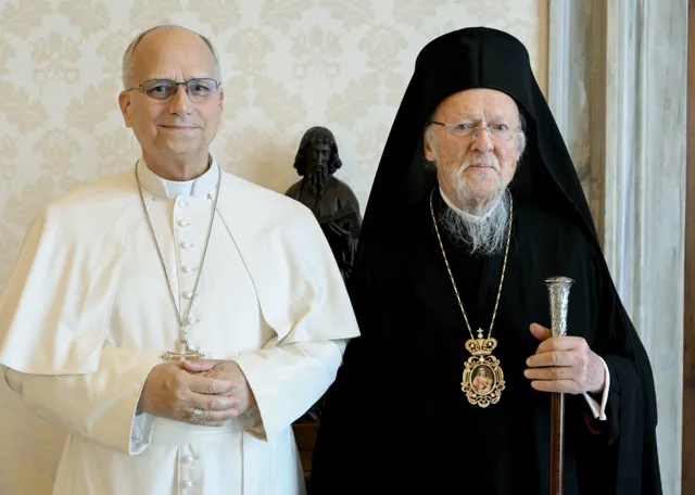 Foto della puntata del 24 ottobre 2026: Bartolomeo I ricevuto in Vaticano. A preti e vescovi: “Superare le difficoltà che possono nascere dalle differenze rituali”