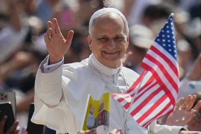 Foto della puntata del 30 ottobre 2026: Il Papa vota per posta a Chicago. Agli scienziati dell’IA: “Le macchine sono strumenti, non persone”